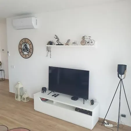 Charming Monte On Floor.