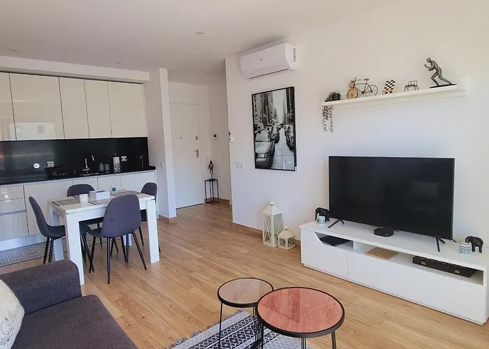 Charming Monte On Floor.