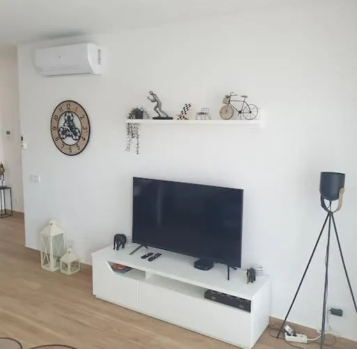 Charming Monte On Floor.